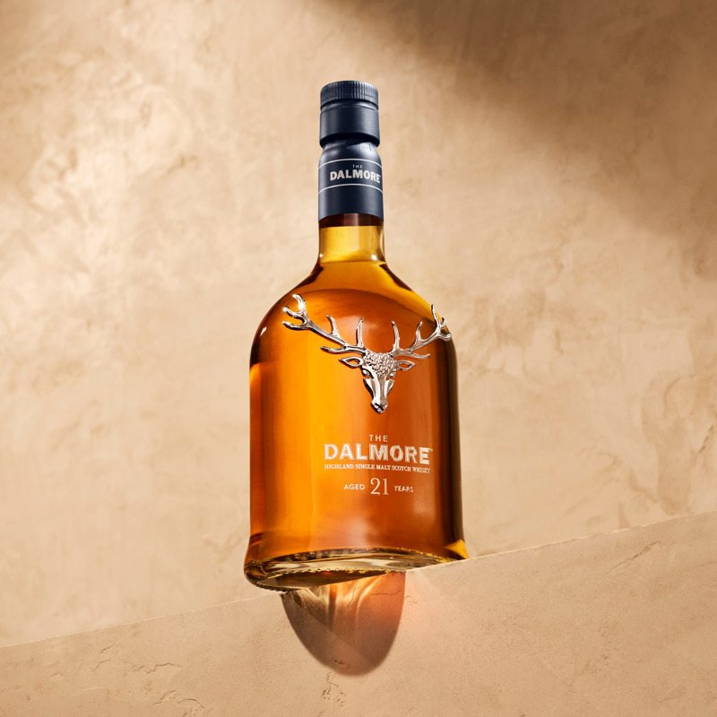Butelka whisky The Dalmore na półce